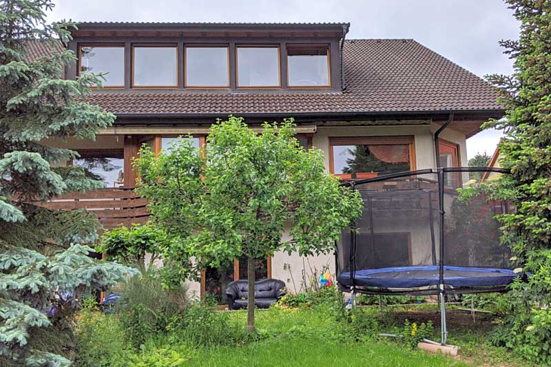 Alt-text: Foto des Hauses im Sommer